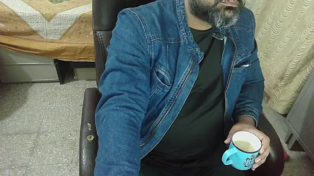 Snapshot of rentarob chatting on 11-30-25, 04:44 rentarob online show from 11-30-25, 04:44