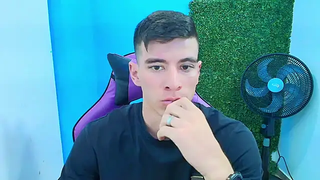 Snapshot of DEIBY_BABY chatting on 02-13-25, 02:01 DEIBY BABY online show from 02-13-25, 02:01