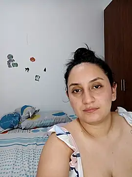 Snapshot of Angeelus2 chatting on 04-05-26, 04:20 Angeelus2 online show from 04-05-26, 04:20