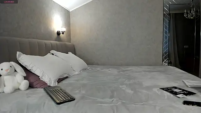 Snapshot of Your_Wet_Desire chatting on 05-18-26, 05:19 Your Wet Desire online show from 05-18-26, 05:19