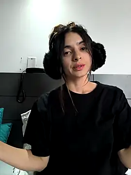 Snapshot of Sam_Sara chatting on 02-21-25, 08:38 Sam Sara online show from 02-21-25, 08:38