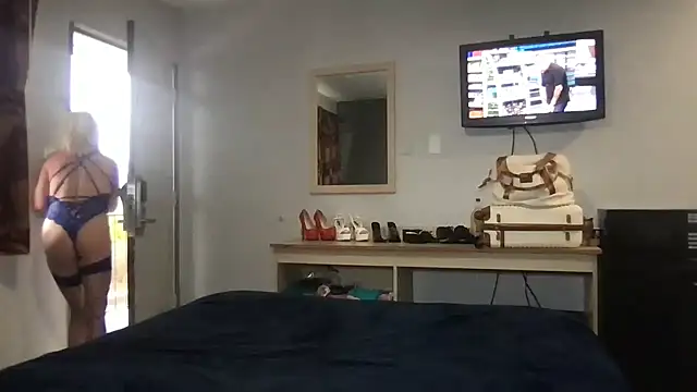 TiffaneyLove online show from 03-11-26, 06:36