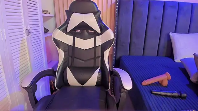 Snapshot of ashlye_miller_ chatting on 12-23-25, 03:59 ashlye miller online show from 12-23-25, 03:59