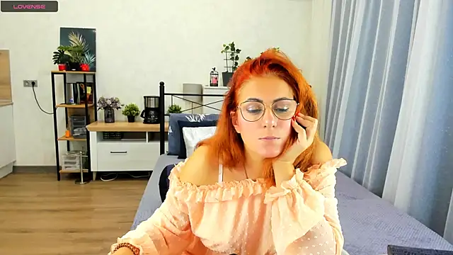 Snapshot of Anna127Moon chatting on 10-15-25, 04:01 Anna127Moon online show from 10-15-25, 04:01