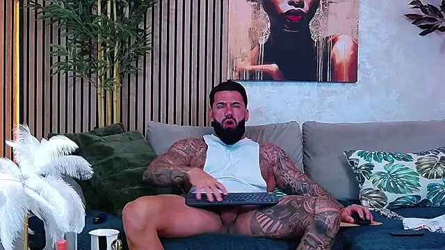 Snapshot of masterkingofmusclee chatting on 06-30-26, 08:04 masterkingofmusclee online show from 06-30-26, 08:04