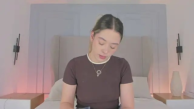 Snapshot of chloe_d chatting on 06-01-26, 01:02 chloe d online show from 06-01-26, 01:02