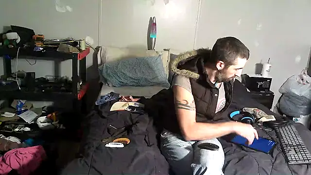 Snapshot of Bi_curious86 chatting on 11-03-25, 04:47 Bi curious86 online show from 11-03-25, 04:47