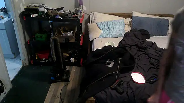 Snapshot of Bi_curious86 chatting on 11-04-25, 05:01 Bi curious86 online show from 11-04-25, 05:01