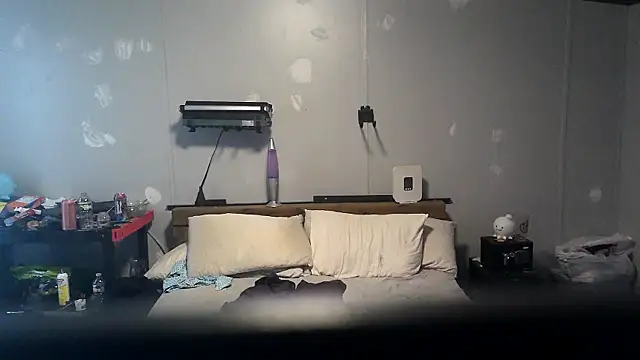 Snapshot of Bi_curious86 chatting on 11-17-25, 02:23 Bi curious86 online show from 11-17-25, 02:23