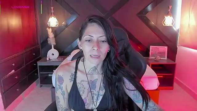 Snapshot of dark_gotica chatting on 09-25-25, 07:06 dark gotica online show from 09-25-25, 07:06