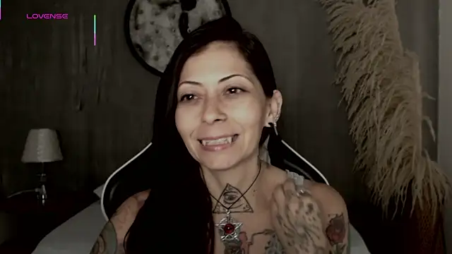 Snapshot of dark_gotica chatting on 10-11-25, 12:26 dark gotica online show from 10-11-25, 12:26