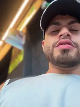 Snapshot of Juan_Castano chatting on 01-19-25, 10:39 Juan Castano online show from 01-19-25, 10:39