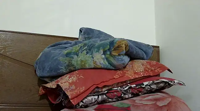 Snapshot of shekira99 chatting on 03-09-25, 02:21 shekira99 online show from 03-09-25, 02:21