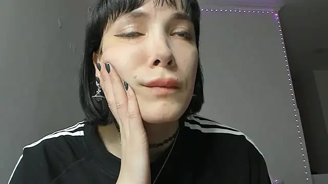 Snapshot of dollmore chatting on 02-15-25, 07:17 dollmore online show from 02-15-25, 07:17