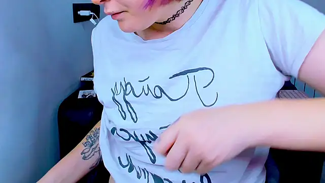 Snapshot of dollmore chatting on 09-26-25, 05:33 dollmore online show from 09-26-25, 05:33