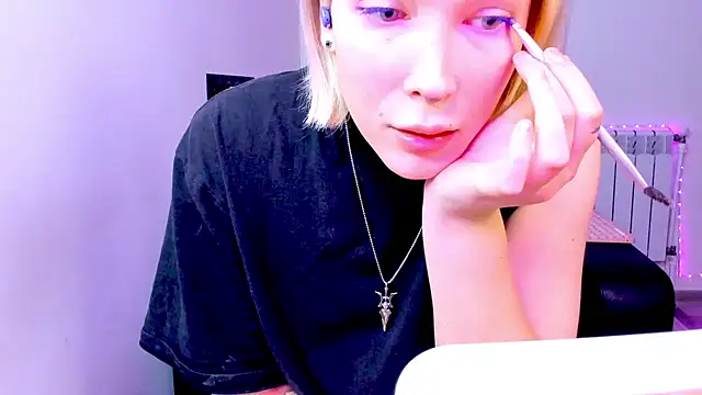 Snapshot of dollmore chatting on 11-29-25, 02:58 dollmore online show from 11-29-25, 02:58