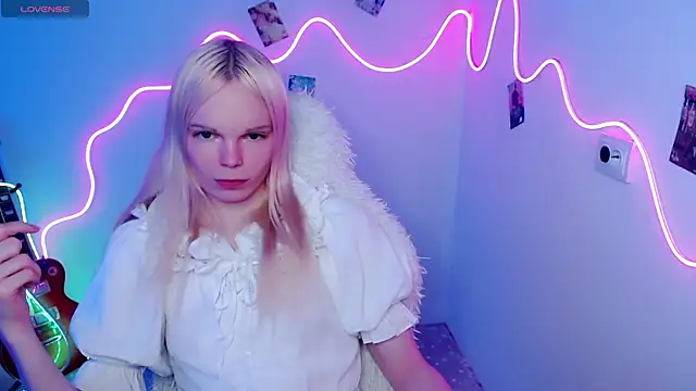 Emily Nyaffee online show from 10-28-25, 09:28