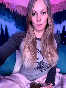 ItsDanniG online show from 10-29-25, 05:14