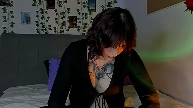 miss Lizzy online show from 12-28-24, 04:19