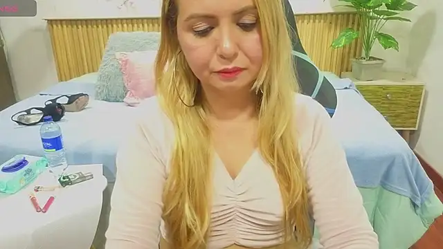 Snapshot of rose_meyer chatting on 12-15-25, 07:18 rose meyer online show from 12-15-25, 07:18