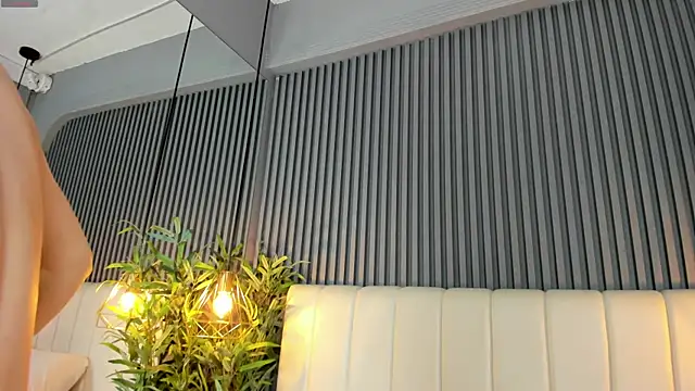 Snapshot of SaraRiley chatting on 12-14-25, 10:36 SaraRiley online show from 12-14-25, 10:36