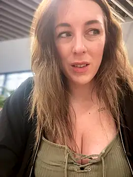 Snapshot of MommmyYummy chatting on 11-12-25, 11:21 MommmyYummy online show from 11-12-25, 11:21