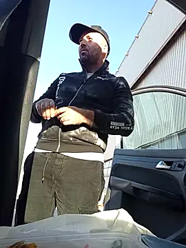 Snapshot of florin421 chatting on 04-05-26, 06:10 florin421 online show from 04-05-26, 06:10