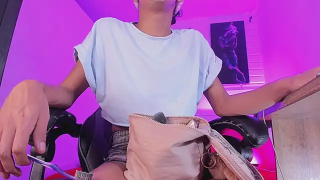 Snapshot of Alahia_Rodriguez chatting on 11-28-25, 08:00 Alahia Rodriguez online show from 11-28-25, 08:00