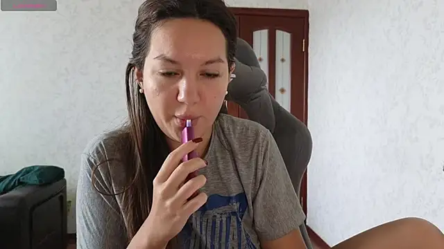 Snapshot of Nelly_Fischer chatting on 12-21-24, 09:12 Nelly Fischer online show from 12-21-24, 09:12