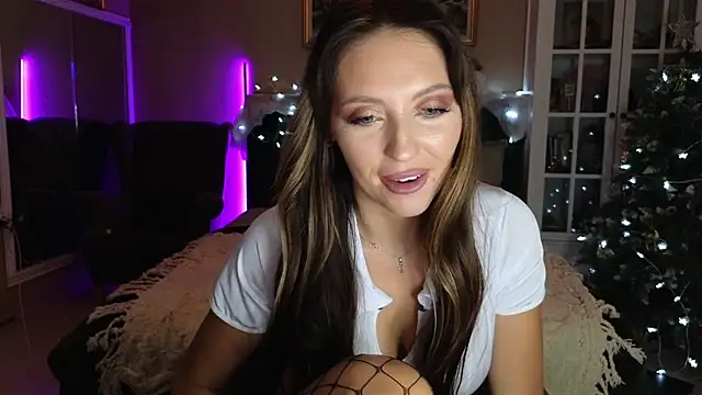 Snapshot of JoanneGG chatting on 12-13-24, 03:43 JoanneGG online show from 12-13-24, 03:43