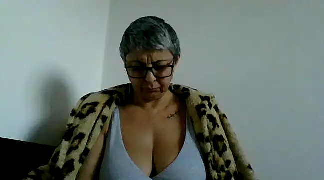 Snapshot of roseblak42 chatting on 03-09-25, 03:27 roseblak42 online show from 03-09-25, 03:27