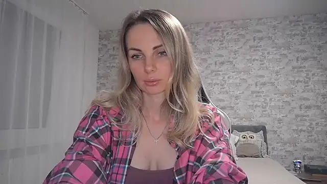 Snapshot of AlissonBia chatting on 10-09-25, 08:29 AlissonBia online show from 10-09-25, 08:29