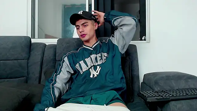 Stiven CL online show from 10-20-25, 04:24