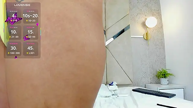 Snapshot of LiaVelez chatting on 09-18-25, 01:35 LiaVelez online show from 09-18-25, 01:35