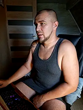 Snapshot of Foxyshaved chatting on 07-20-26, 04:27 Foxyshaved online show from 07-20-26, 04:27