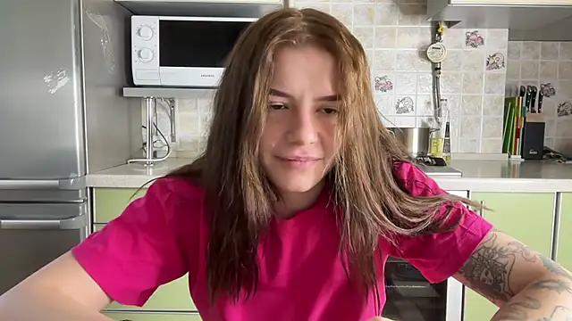 Snapshot of mia___mi chatting on 02-21-25, 02:06 mia   mi online show from 02-21-25, 02:06