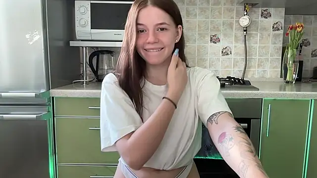 Snapshot of mia___mi chatting on 03-10-25, 10:37 mia   mi online show from 03-10-25, 10:37