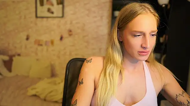 Nicolette  Shea  online show from 12-01-25, 09:14