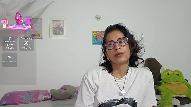 Snapshot of fantasty_nylon chatting on 06-18-26, 10:25 fantasty nylon online show from 06-18-26, 10:25