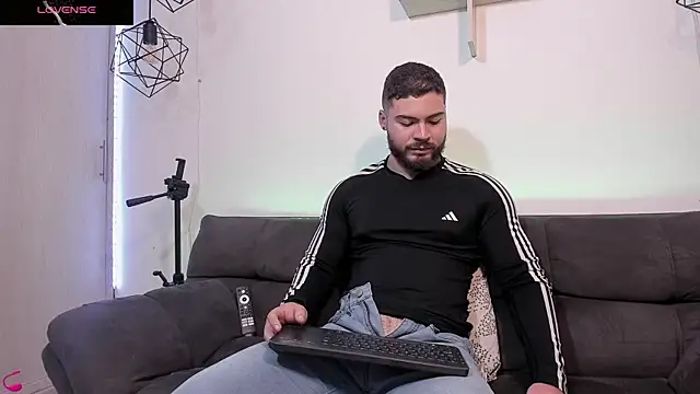 Snapshot of SebastianVilla_ chatting on 03-13-25, 09:48 SebastianVilla online show from 03-13-25, 09:48