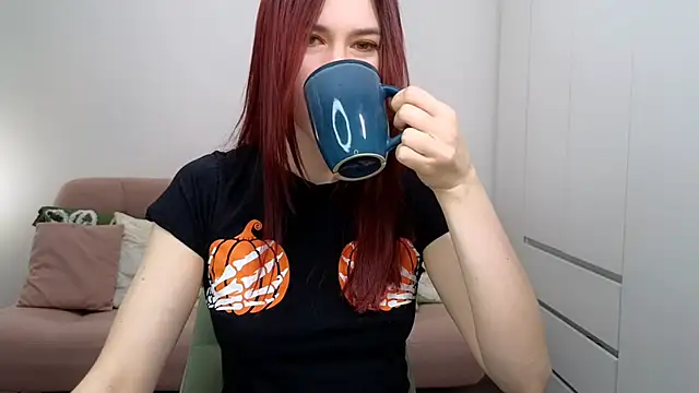 AliciaNewell online show from 10-30-25, 06:04