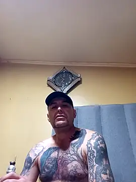 Snapshot of TrainedFinder5 chatting on 10-20-25, 05:02 TrainedFinder5 online show from 10-20-25, 05:02