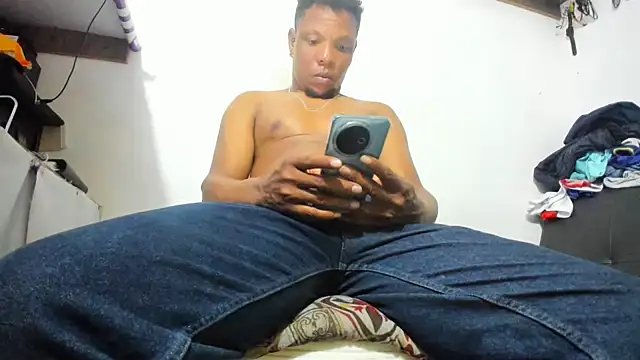 Snapshot of hugo3918_ chatting on 11-24-25, 02:39 hugo3918 online show from 11-24-25, 02:39