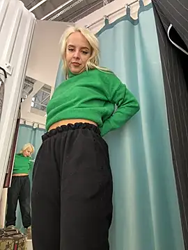 Snapshot of LikaCat chatting on 12-20-24, 06:19 LikaCat online show from 12-20-24, 06:19