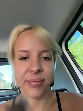 Snapshot of LikaCat chatting on 07-10-26, 04:06 LikaCat online show from 07-10-26, 04:06