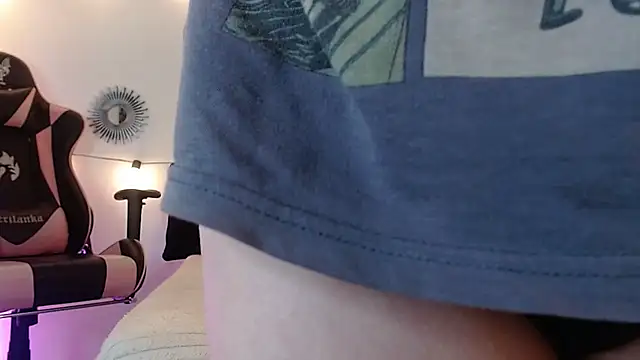 Snapshot of Katy_Van chatting on 02-07-25, 08:33 Katy Van online show from 02-07-25, 08:33