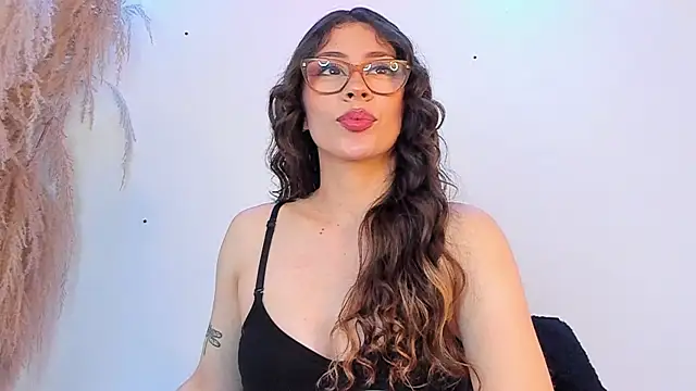 Snapshot of Katy_Van chatting on 02-16-25, 03:26 Katy Van online show from 02-16-25, 03:26