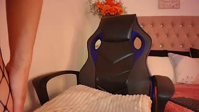 Snapshot of Katy_Van chatting on 03-21-25, 05:32 Katy Van online show from 03-21-25, 05:32