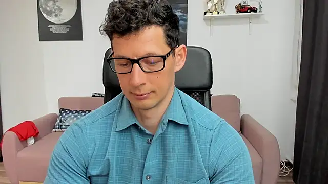 Snapshot of BrutusK08 chatting on 03-04-25, 01:17 BrutusK08 online show from 03-04-25, 01:17