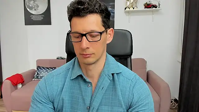 Snapshot of BrutusK08 chatting on 03-05-25, 01:17 BrutusK08 online show from 03-05-25, 01:17